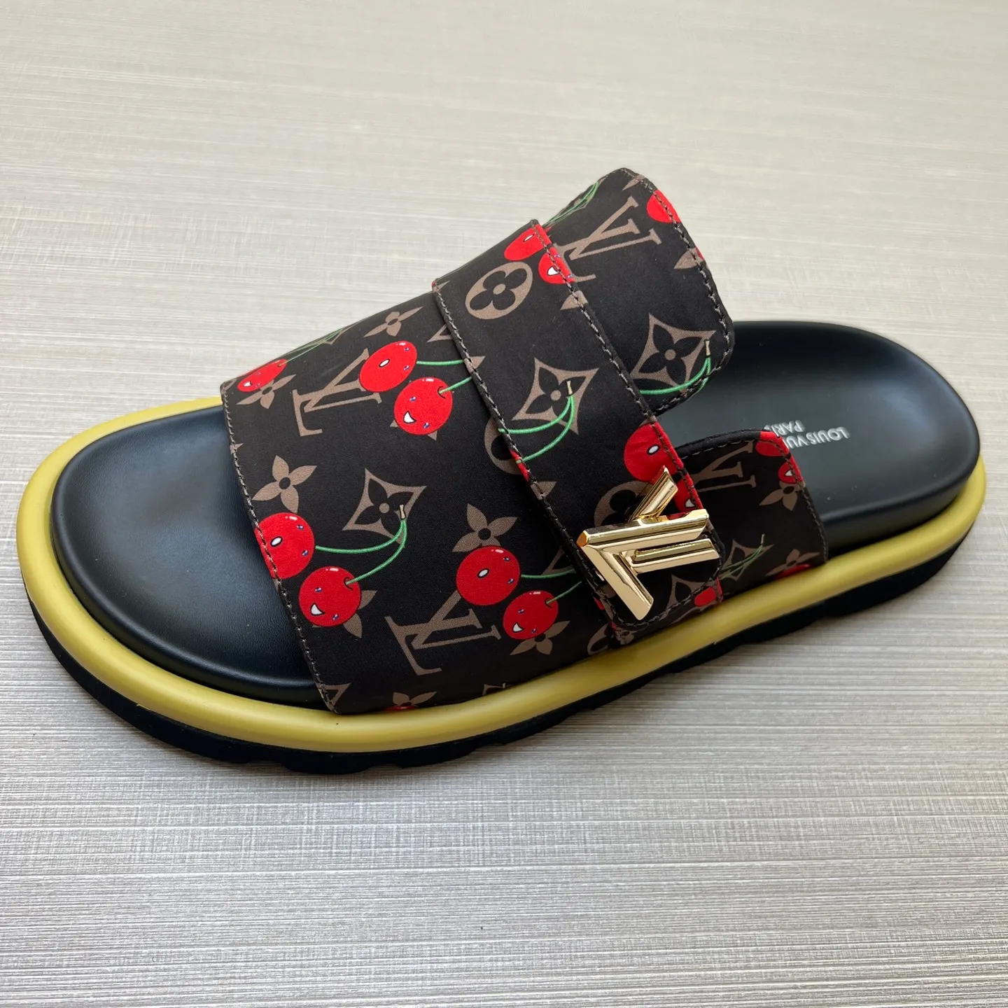 Factory price: 360💰【LOUIS VUITTON】Louis Vuitton, LV printing, men's and women's slippers are on the market, drawer box packaging with cloth bag, card, the upper pattern looks very soft and waxy, super versatile leg slimming artifact. Fabric: imported denim/canvas/old fabric, LV hardware LOGO, official website pattern printing, comfortable to wear, foot pads: high elastic men's shoes💰U water table. Sole: foam sole, heel height: about 5cm. Code number: 35-46, 35, 45, 46 are custom-made and non-returnable. Color: multiple colors and styles available.